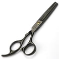 thumbnail image 4 of Tijeras de peluquería japonesas de acero inoxidable de 15 cm (6 pulgadas), tijeras profesionales de barbero con mango ergonómico, color negro., 4 of 5
