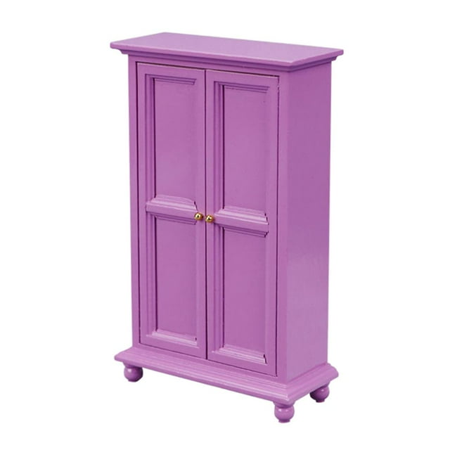 armario de juguete sunnimix casa de muebles de dormitorio pequeña 1:12, vista frontal centrada de armario miniatura de madera color morado con dos puertas abatibles, molduras en paneles, pomos dorados y patas torneadas; dimensiones aproximadas 9.3 x 4 x 15.5 cm, accesorio para casas de muñecas escala 1:12, ideal para almacenar ropa de muñeca y como decoración en dioramas.