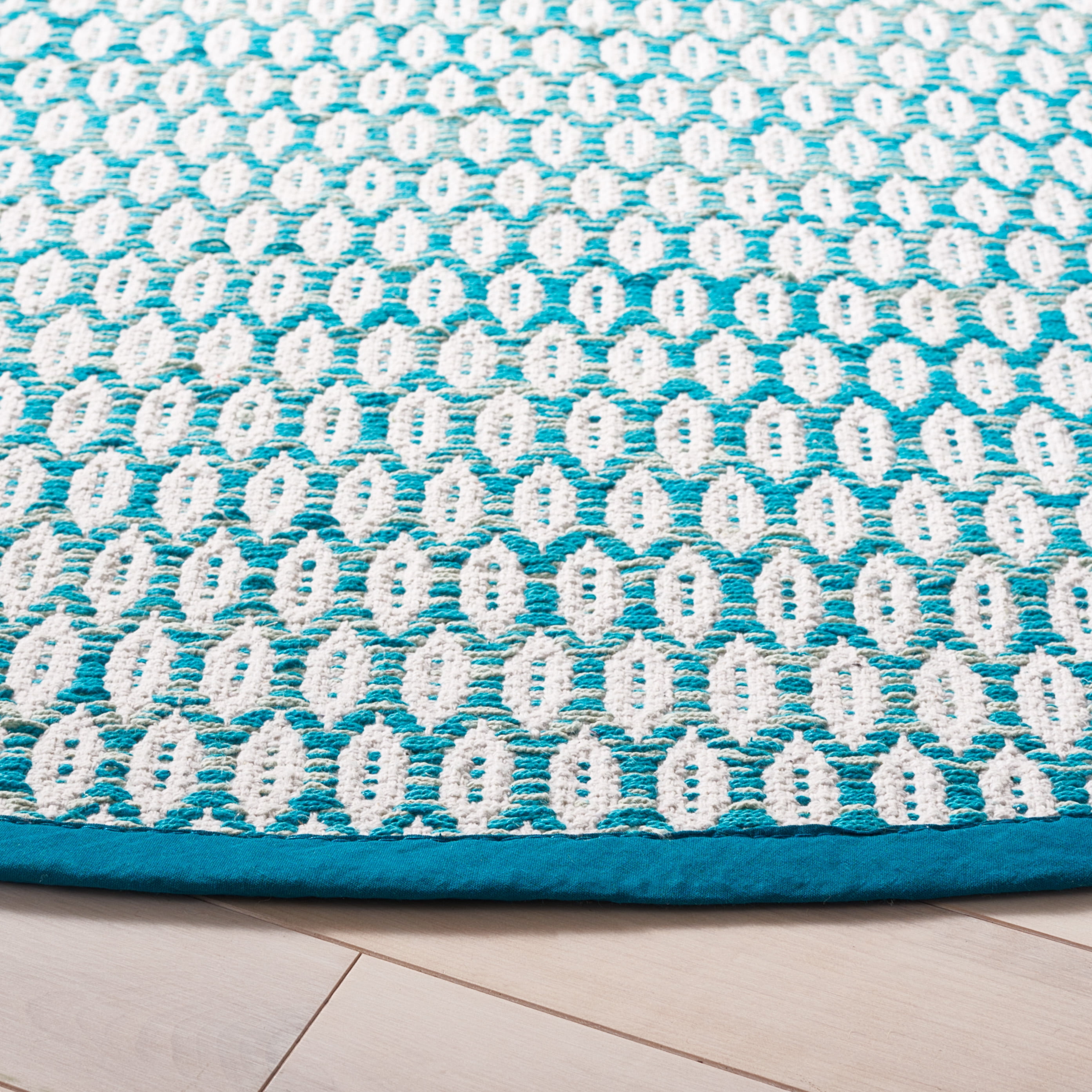 SAFAVIEH Montauk Crystal Geometric Cotton Area Rug, Aqua/Ivory, 6' x 6' Round