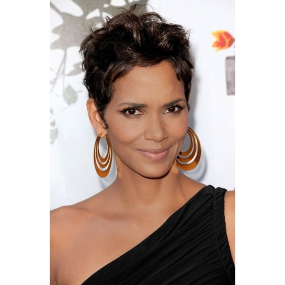 Halle Berry At Arrivals For 2011 Annual Fifi Awards By The Fragrance Foundation Lincoln Center New York Ny May 25