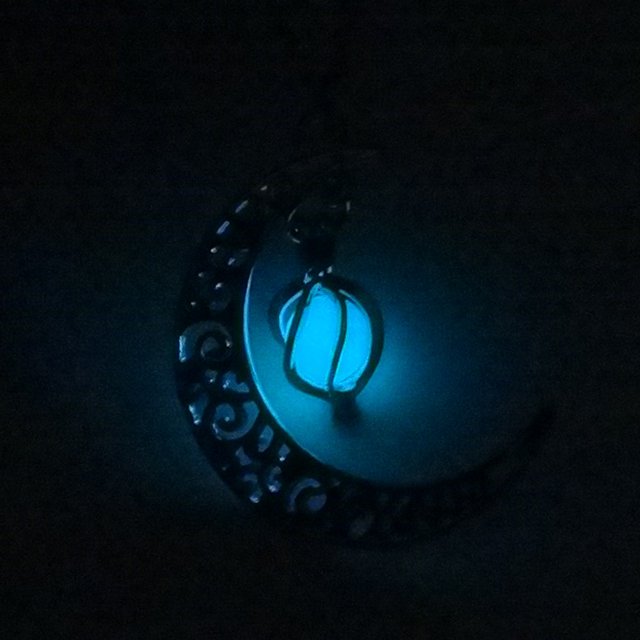 Accesorios sencillos luminosos, una variedad de collares huecos luminosos de moda Joker, joyas de Halloween para mujer
