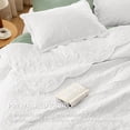 thumbnail image 3 of Juego de ropa de cama prelavada Quilt Bedsure, tamaño queen, blanco, con 2 fundas, 3 of 9