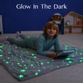 thumbnail image 2 of Manta Joiedomi Glow in Dark Star, 127 x 152 cm, franela suave, 2 of 7