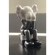 thumbnail image 1 of La Oficina de manos de kaws se cubre la cara, las muñecas de kaus, la calle sésamo, los ojos xx, la decoración del escritorio del coche de kaws, la moda juega a mano Xishao Juguetes, 1 of 1