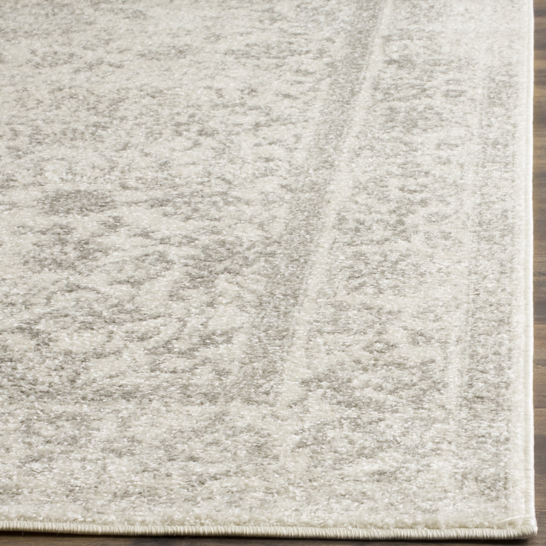 SAFAVIEH Adirondack Wyatt Traditional Distressed Area Rug, Ivory/Silver, 4' x 6' - Transitional Modern Design, Ivory & Silver, Ideal for Living Room, Bedroom, Dining Space, Entryway, Bathroom, Bedsid