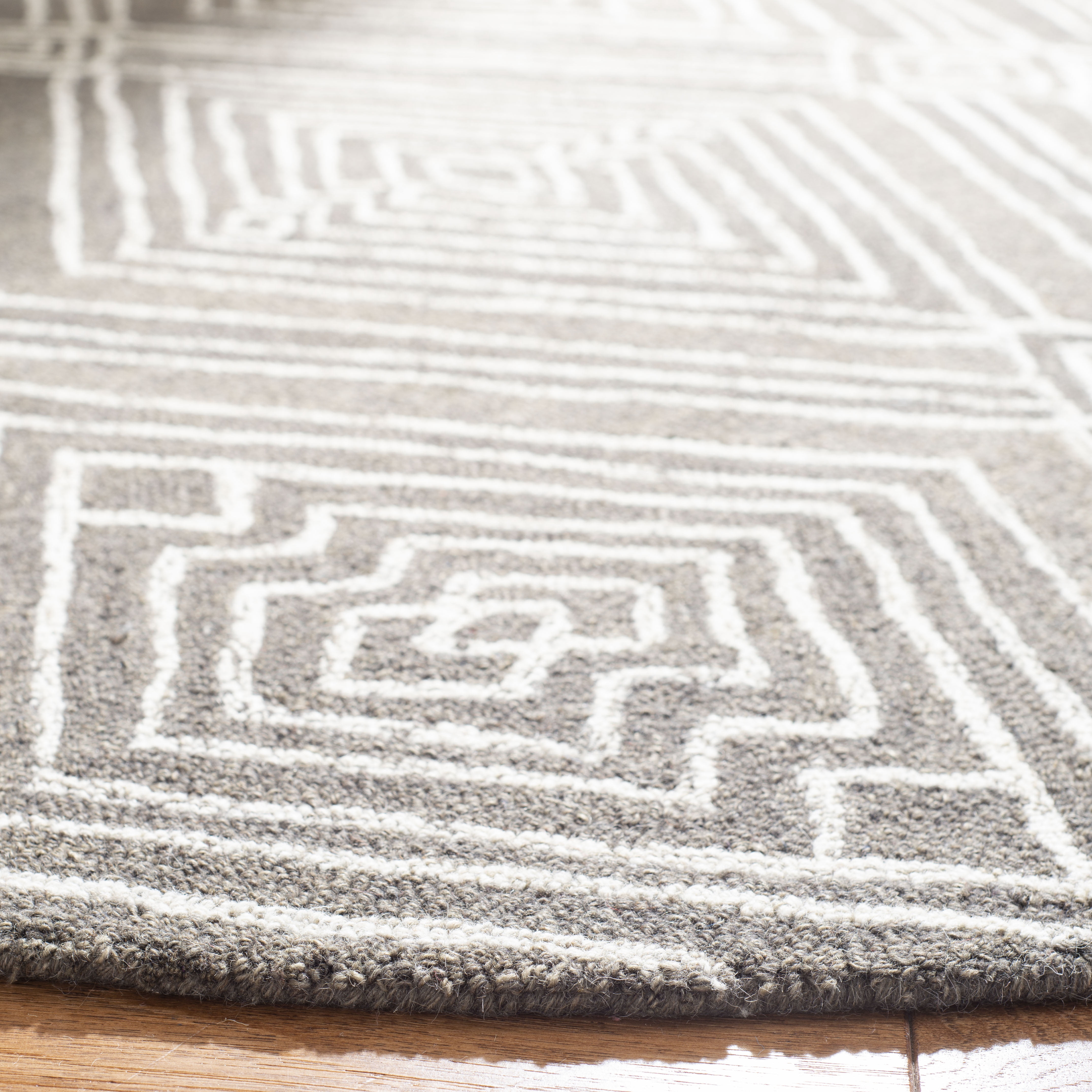 SAFAVIEH Micro-Loop Colton Geometric Diamonds Area Rug, Dark Grey/Ivory, 5' x 5' Round