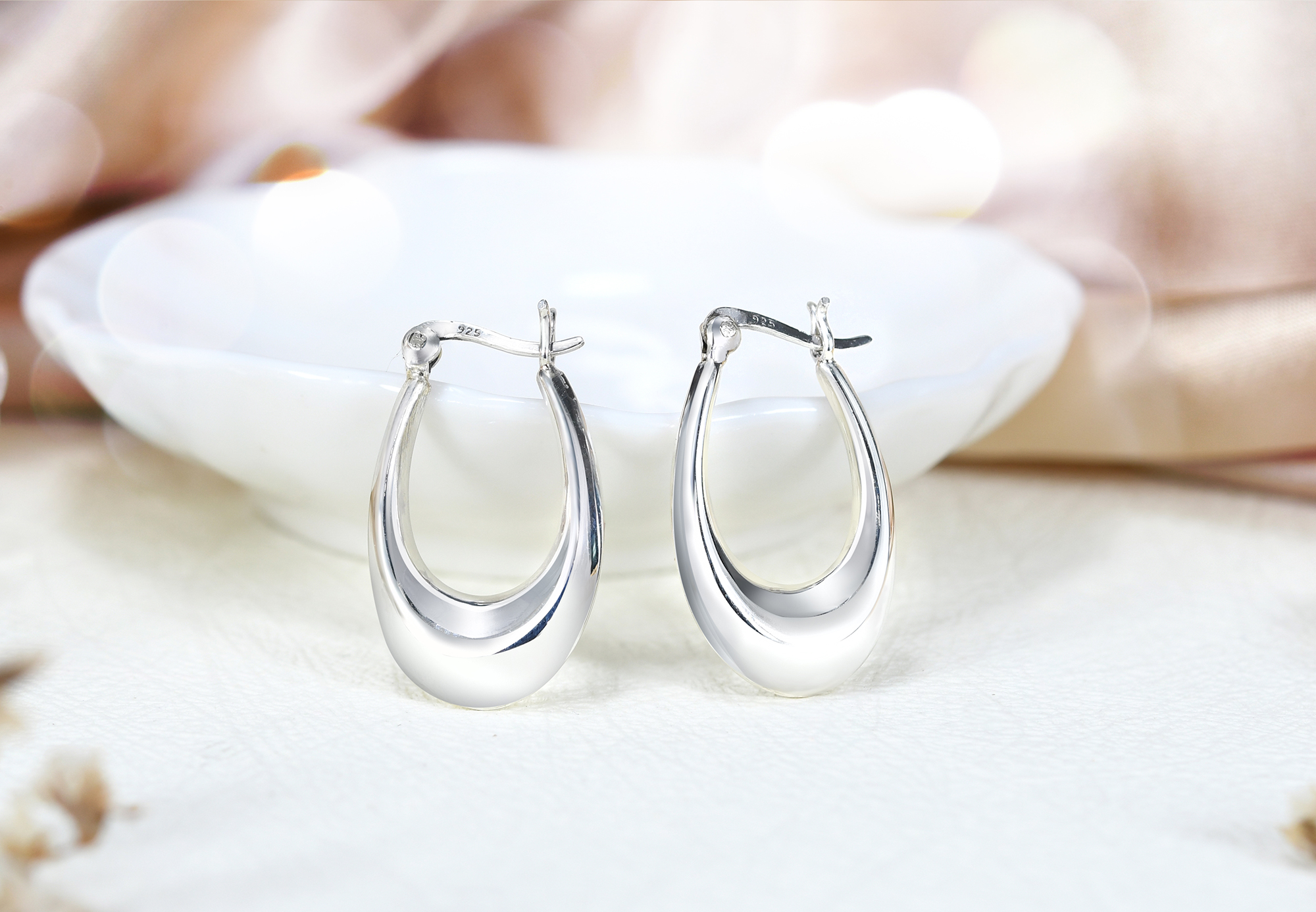 Chunky Charming Oval .925 Sterling Silver Scalloped Hoop Earrings