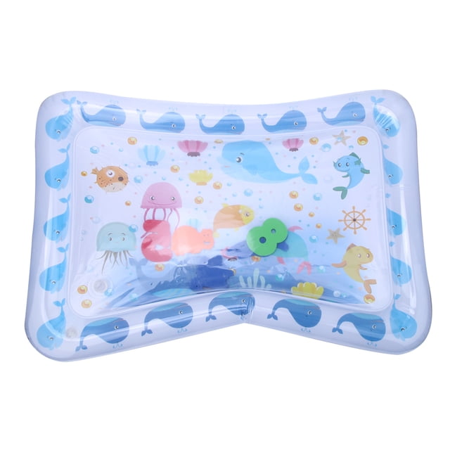 tapete para juegos de agua ensamblado, tapete para bebés boca abajo, divertido para bebés, niños, bebés de 2 a 6 años Inflable de PVC 66 x 50 x 6.5 cm, vista cenital de cojín de agua con borde azul decorado con ballenas y superficie interior estampada con medusas, peces y caballitos de mar; incluye juguetes flotantes internos para estímulo sensorial y juego boca abajo, y a menudo se usa también como superficie acolchada para juegos de suelo supervisados.