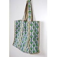 thumbnail image 4 of Bolso acolchado de algodón estampado a mano reversible con estampado floral verde, 4 of 8