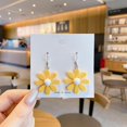 thumbnail image 3 of Pendientes coloridos de flores de margarita para uso diario, fiesta, ligeros y encantadores (amarillo) ER, 3 of 3