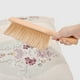 thumbnail image 1 of Cepillo de cama de madera de haya con mango redondo Lisbinx, cerdas suaves para eliminar la suciedad de colchones y sofás, ideal para limpiar camas y muebles, diseño ergonómico y ligero., 1 of 7