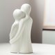 thumbnail image 4 of Esculturas de pareja abrazada Decoración del hogar Estatua de amor romántica moderna para estantería de oficina Decoraciones de escritorio (blanco y dorado), 4 of 5