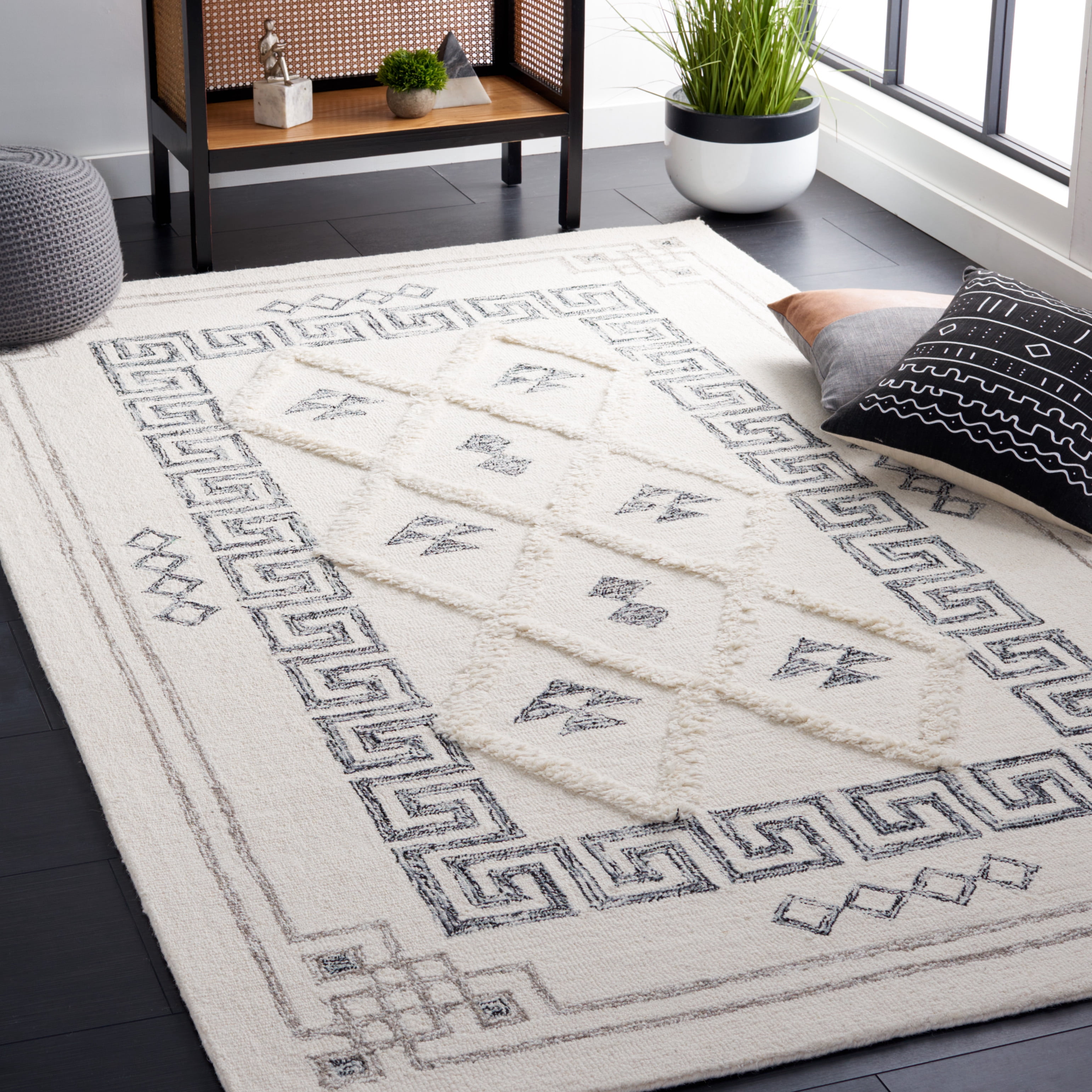 SAFAVIEH Casablanca Cromwell Medallion Area Rug, Ivory/Black, 6' x 9'