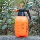thumbnail image 2 of Pulverizador de Bomba de Presión de Jardín Portátil Sunnimix Botella de Spray de Agua para Césped Naranja 2L pulverizador de bomba de jardín de mano, 2 of 8