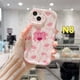 thumbnail image 1 of Carcasa Para IPhone 12 11 13 14 PRO MAX 6 7 6S 8 14 Plus X XR XS MAX 11 12 13 Se 2020 6SPlus 7Plus 6Plus 8Plus 14Plus XSMAX Oso De Fresa De Dibujos Animados Lotso 3D Borde Curvo Ondulado Estuche Brill, 1 of 4