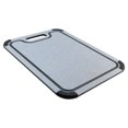 thumbnail image 1 of Tabla Pequeña para Picar Alimentos de Polipropileno Reciclado con Orillas de Silicón Antideslizante y Ranura para Líquidos, Apta para Lavavajillas, Color Gris, 1 of 3