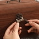 thumbnail image 4 of Hucha Los regalos del Día del Niño solo pueden entrar en el cofre del tesoro, hucha de madera de gran capacidad con cerradura, 4 of 5