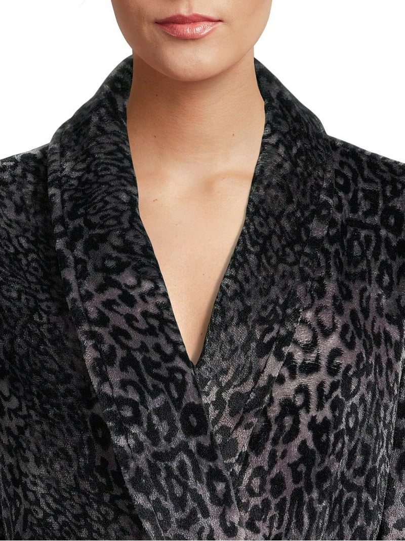 Natori Sherpa Robe Worn By Angela Archer  Samantha Marie Ware  In WHAT If S01e07