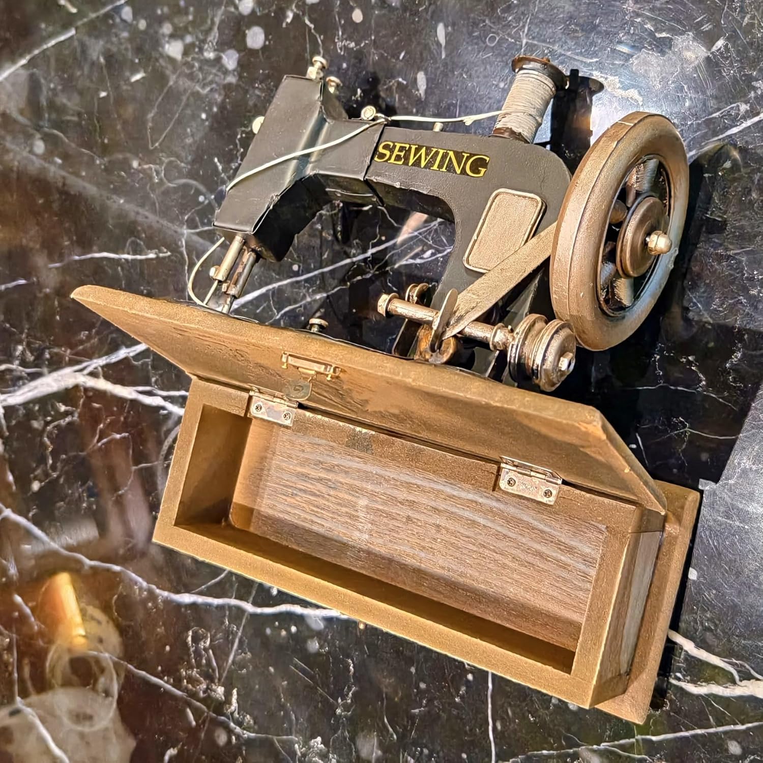 Large Vintage Iron Tin Sewing Machine Model Tin Design with Iron 70s 80s Tailor Needlework Retro Nostalgic Decor for Clothing Shop Cafe Desk Window Store Photo Props Sewing Ornaments