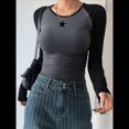 thumbnail image 4 of Camisas de Larga para Mujer, Corte Ajustado, Elásticas, con Bloques de Color y Ligeramente Recortadas. Estrellas Gris Oscuro XL, 4 of 7