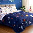 thumbnail image 1 of Set de 4 Piezas Edredón Acolchado y Sábanas Infantil Individual Dreamlab, Colcha para Cualquier Temporada, Hipoalergénica, Diseño Espacio, Color Azul, 1 of 5