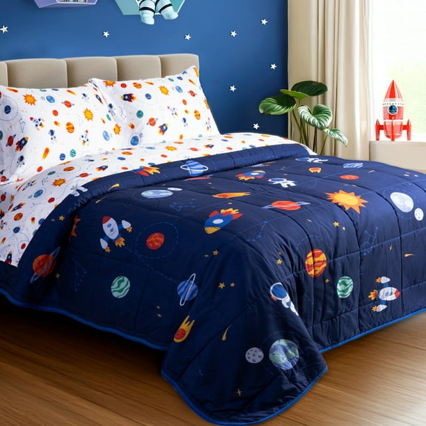 Set de 4 Piezas Edredón Acolchado y Sábanas Infantil Individual Dreamlab, Colcha para Cualquier Temporada, Hipoalergénica, Diseño Espacio, Color Azul