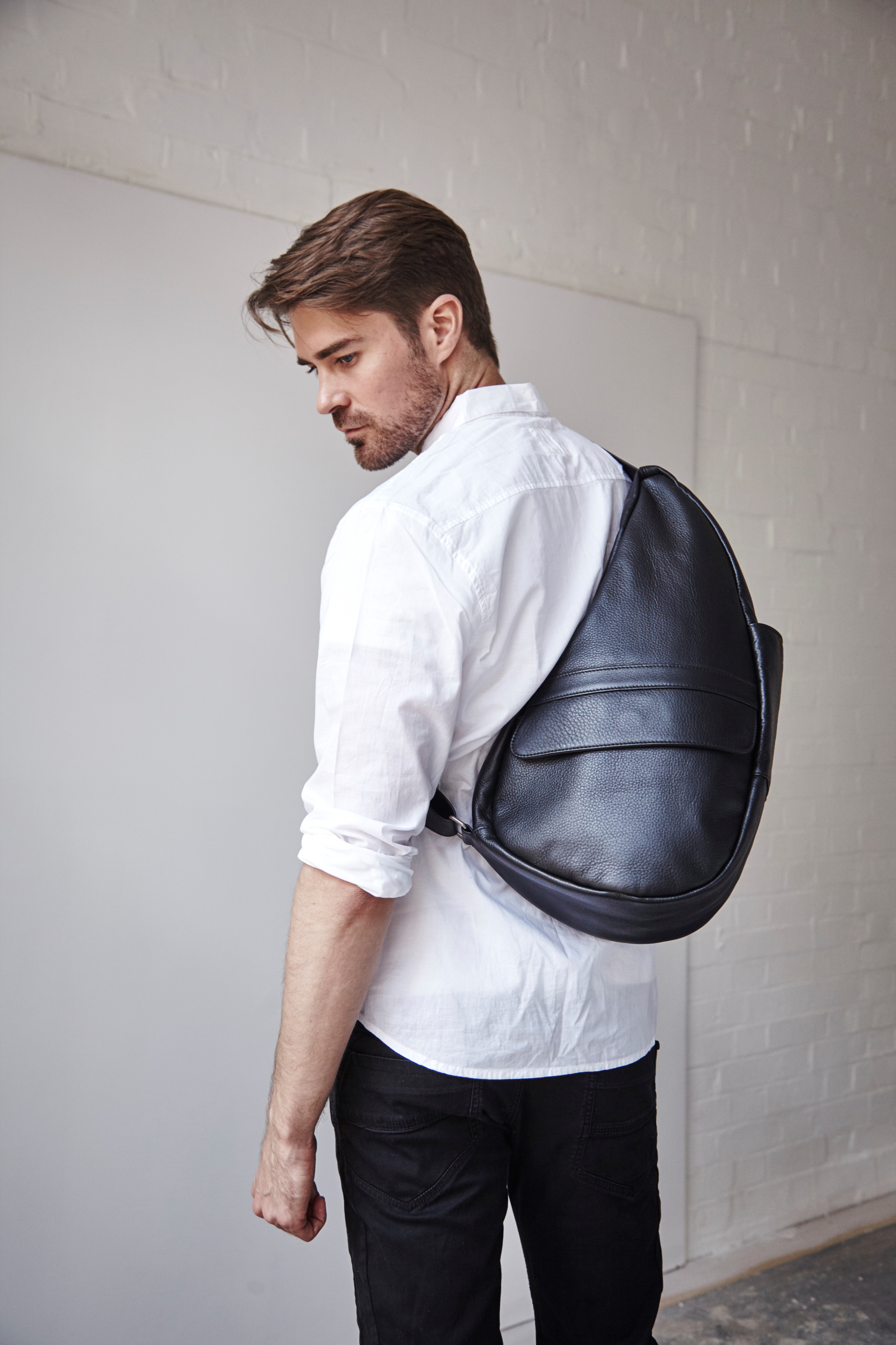 AmeriBag 19" Leather Crossbody Sling Healthy Back Bag (Black)