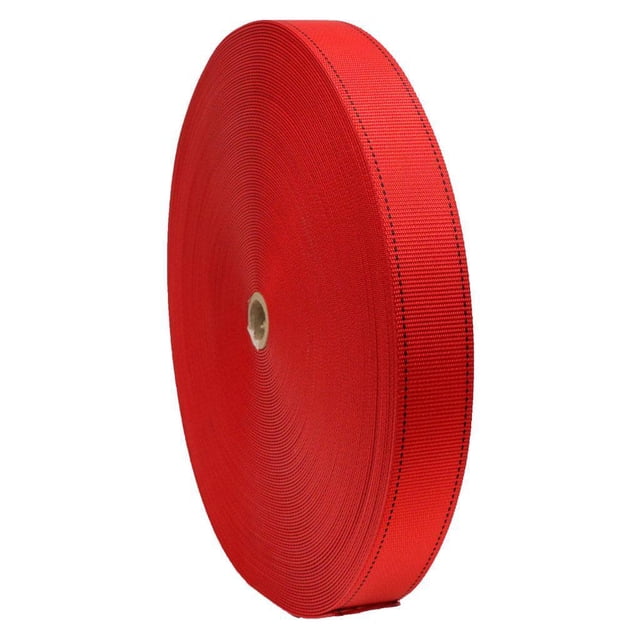 cinta eslinga rojo/negro 45mm rollo 50m arnés alta resistenc Rollo de cinta industrial roja con orilla negra, 45 mm de ancho y 50 m; poliéster de alta tenacidad con línea punteada en ambos bordes, vista frontal en ángulo sobre fondo blanco; uso común en arneses, eslingas y correas, también adecuada para mochilas o maletas.