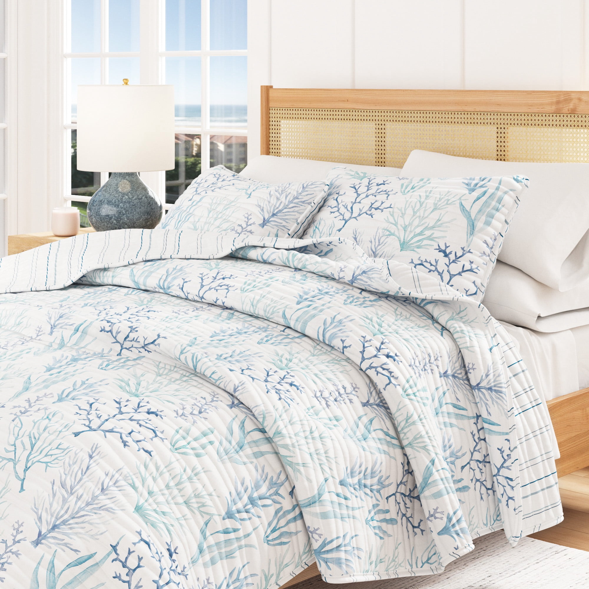Coastal Quilt Set - Lightweight, Soft, All-Season - 2-Piece Reversible Bedding Set (Twin / Twin XL, Watercolor Coral)