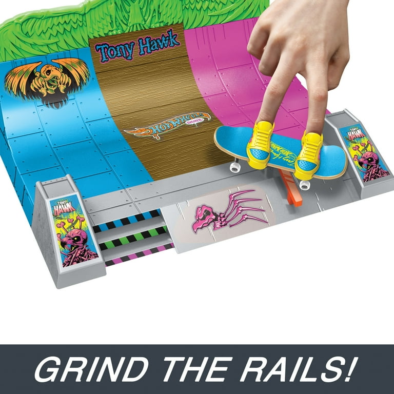 Hot Wheels Skate Tony Hawk HQ Skatepark, 2 Fingerboards, 2 Pairs