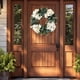 thumbnail image 1 of Corona artificial de hortensia de eucalipto 40cm – Decoración de pared para puertas con guirnaldas florales blancas, atrezzo realista para eventos primaverales, hojas exuberantes para todo tipo de, 1 of 6