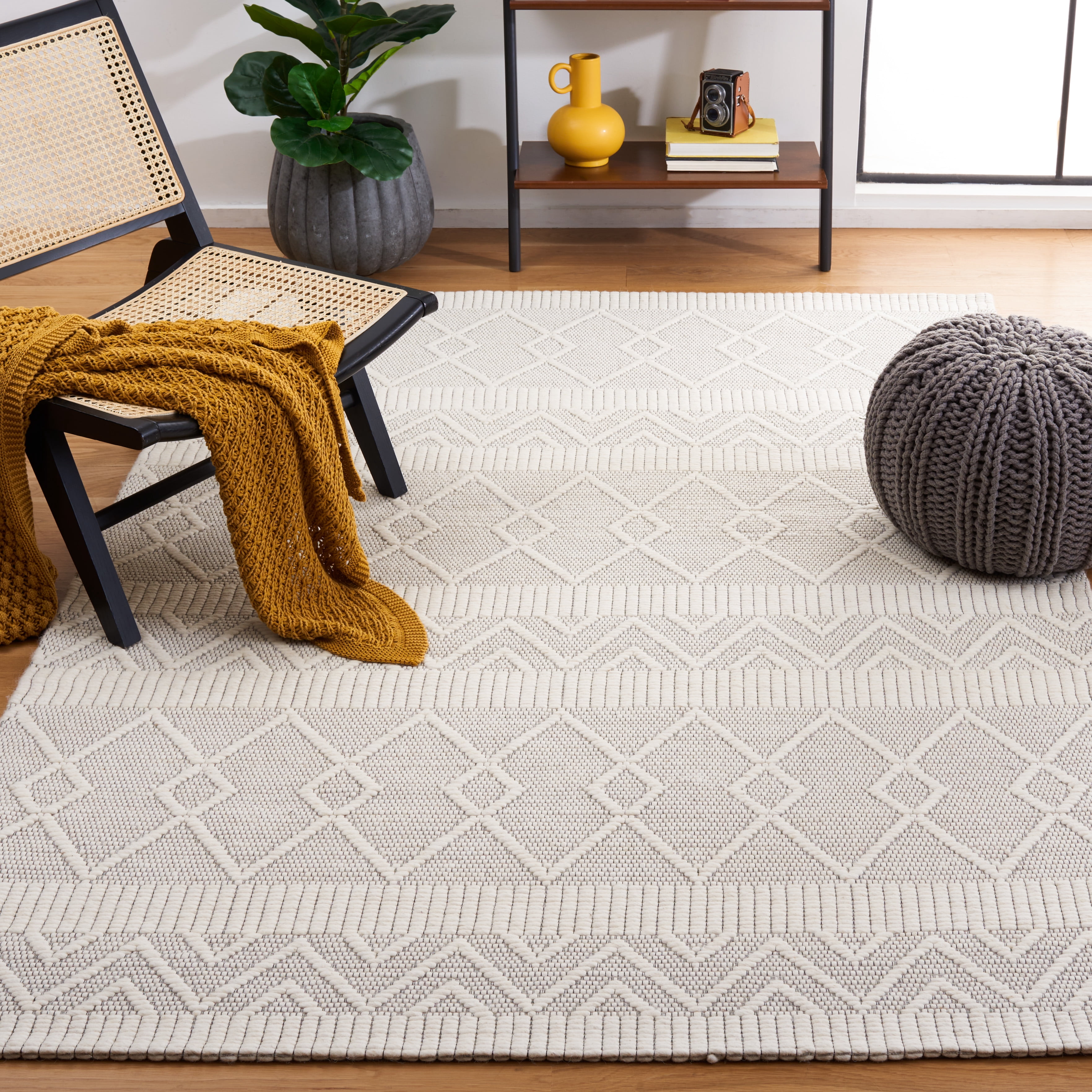 SAFAVIEH Marbella Chase Geometric Area Rug, Ivory/Beige, 4' x 6'