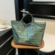 thumbnail image 3 of Bolsas Bolsa De Pvc A Cuadros Para Mujer Con Estampado De Letras, Impermeable, Para Compras Y Regalos Festivos, Color Verde (1 Unidad) Rkxzt, 3 of 8