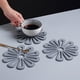thumbnail image 5 of Esterilla de vajilla resistente al calor engrosada | Posavasus de plástico antideslizante en forma de flor | Portavasos aislante resistente para teteras, tazas y cuencos calientes | 15,8x15,8cm, 5 of 6