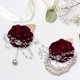 thumbnail image 4 of Rojo - 2 piezas de ramilletes de muñeca Ramillete de boda Pulsera de perlas Diamante de imitación Rosa roja Ramillete de muñeca de flores artificiales Pulsera de boda de flores de dama de honor, 4 of 5