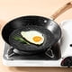 thumbnail image 1 of Sartén de Hierro Fundido con Mango Largo y Frío Al Tacto | Base Gruesa y Resistente para Una Cocción Uniforme | Anilla para Colgar Que Ahorra Espacio | Superficie Antiadherente | Ideal para Camping,, 1 of 6