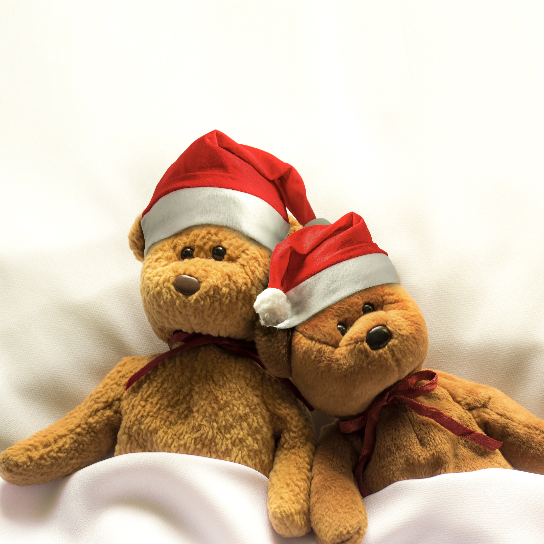 Plush Santa Hats with Fur Cuffs, 17 Inches Christmas Hats Santa Claus Cap Classic Red Xmas Holiday Hats for Party Xmas Holiday Themed Caterer Events Venue Office School Restaurant Costume Pack of 2