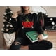 thumbnail image 2 of Sudadera navideña con texto en inglés "Cosas alegres y divertidas" de 2023 para familiares y extraños, 2 of 5