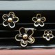 thumbnail image 5 of Clip de aromaterapia para salida de aire de automóvil, lindas flores de margaritas, aleación de metal, suministros de decoración de tobera con un paquete de tabletas de fragancia, 5 of 5