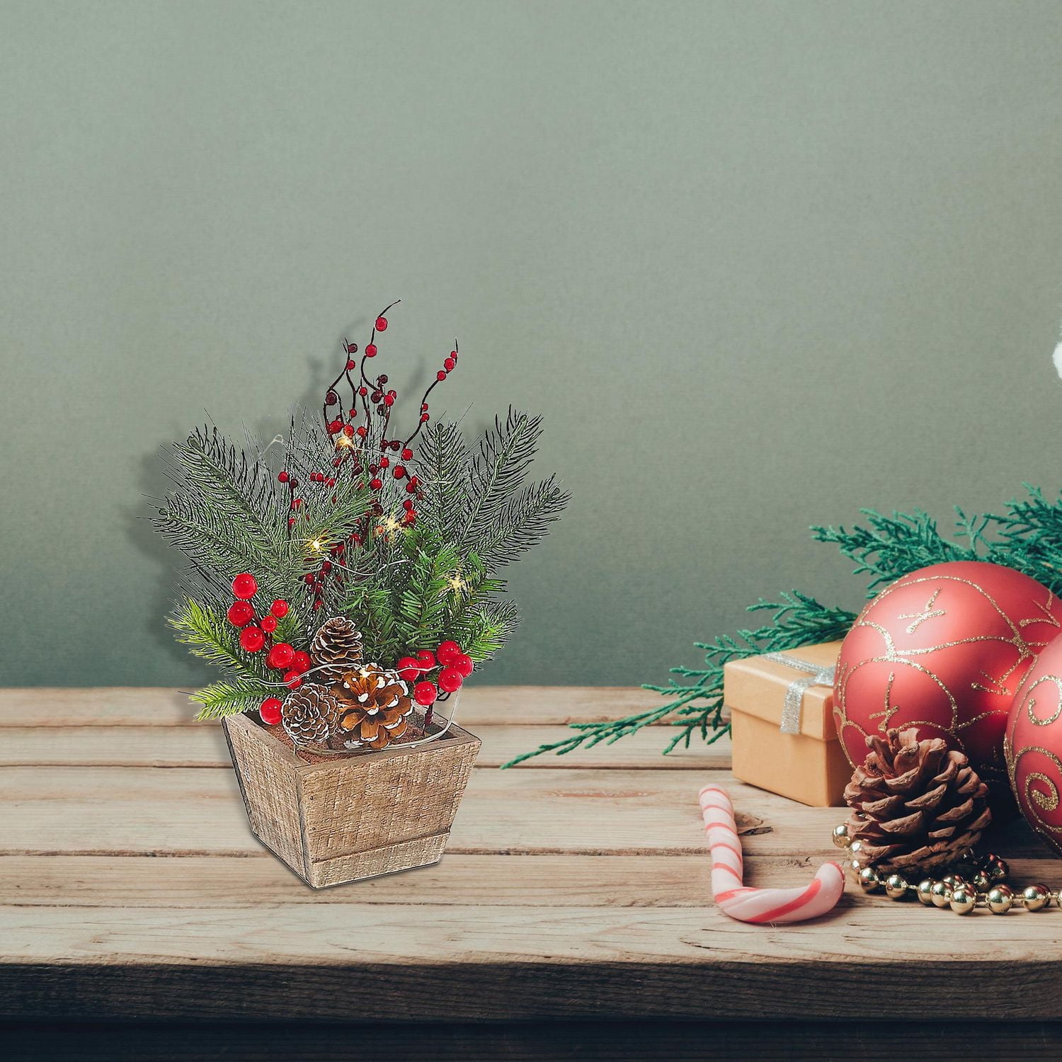 Pinu De Noël Avec Des Baies Rouges