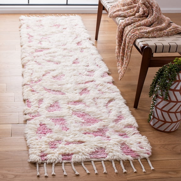 Safavieh Manhattan Bryanne Abstract Runner Rug, Ivory/Pink, 2'3" x 8'