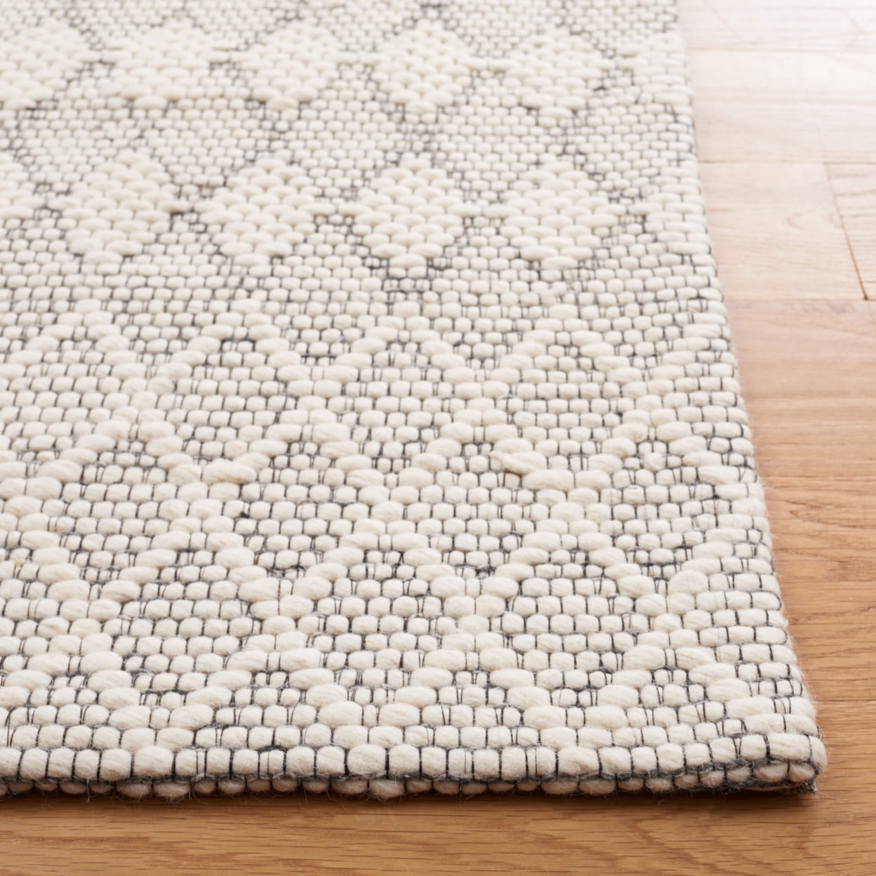 SAFAVIEH Marbella Raschelle Diamond Runner Rug, Ivory, 2'3" x 8'