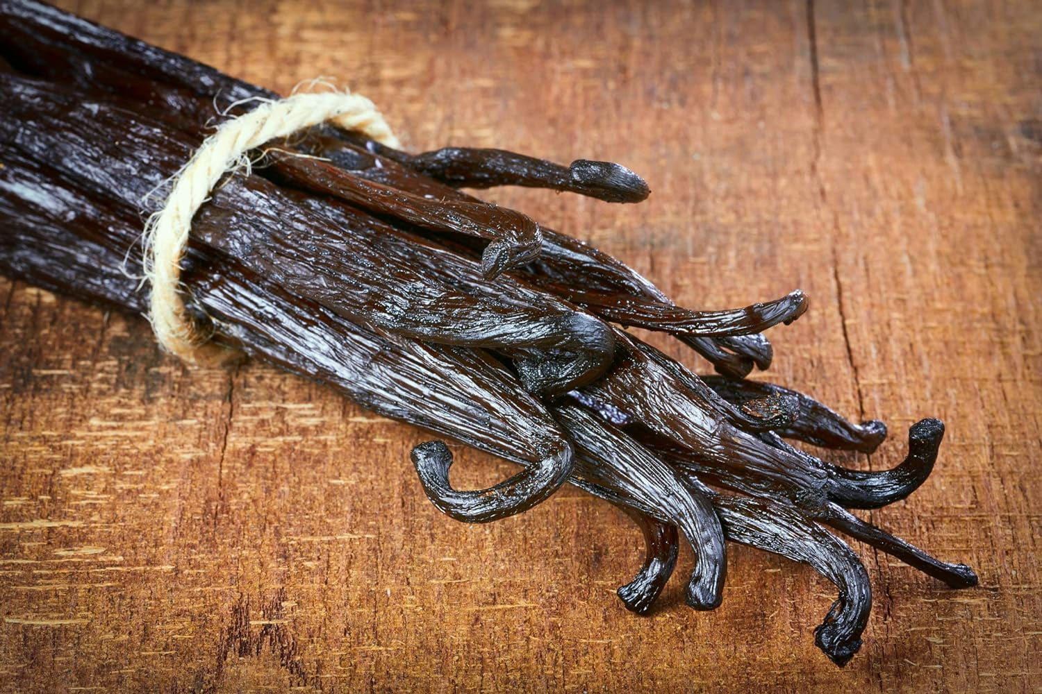 Homemade Vanilla Extract Kit | DIY | 1 Ounce of Premium Gourmet Madagascar Grade A Vanilla Beans 6-7 inches (Appoximately 8-10 Beans) with 8.5 oz Swing Top Glass Bottle | For Cooking and Baking