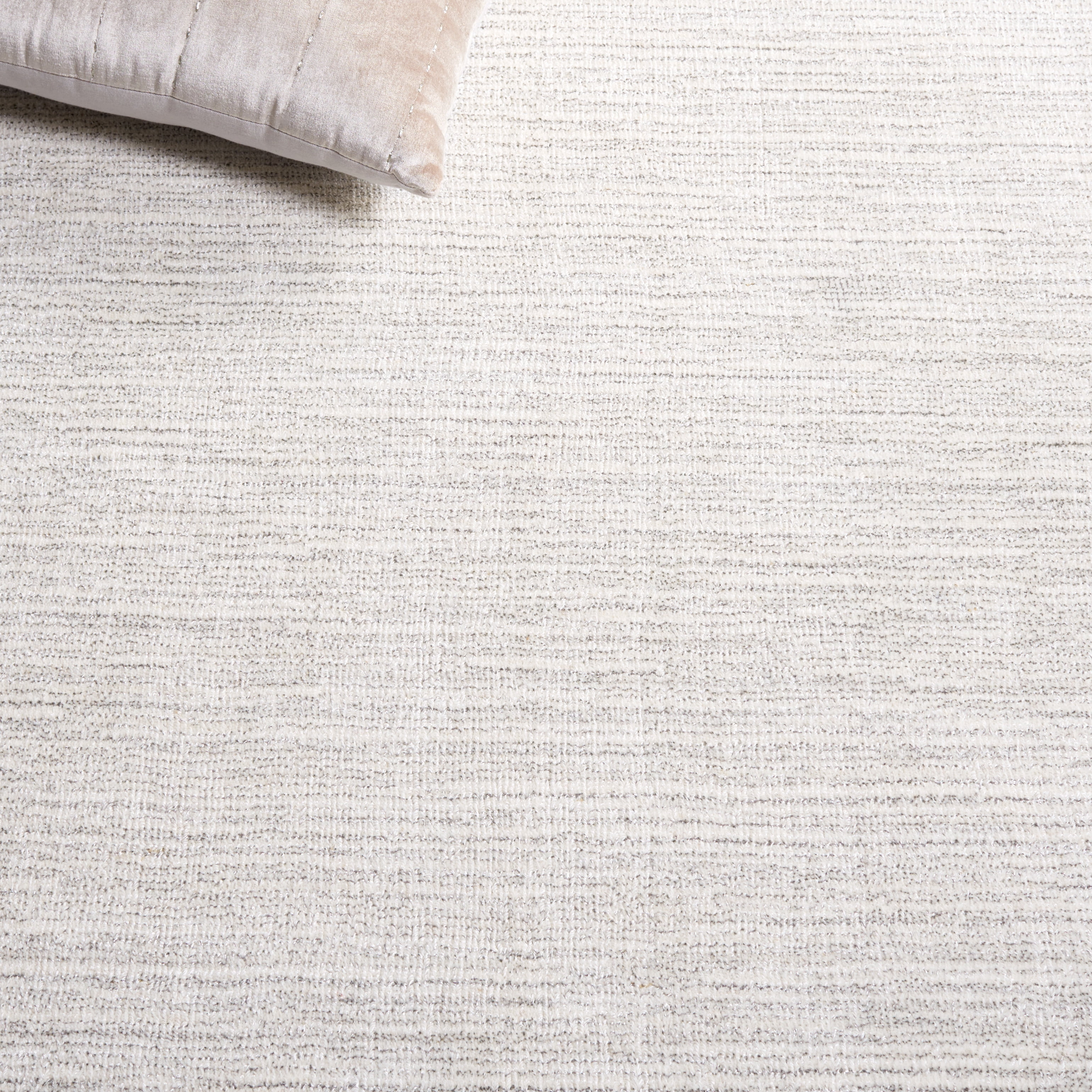 SAFAVIEH Mirage Romayne Distressed Area Rug, Ivory, 4' x 6'