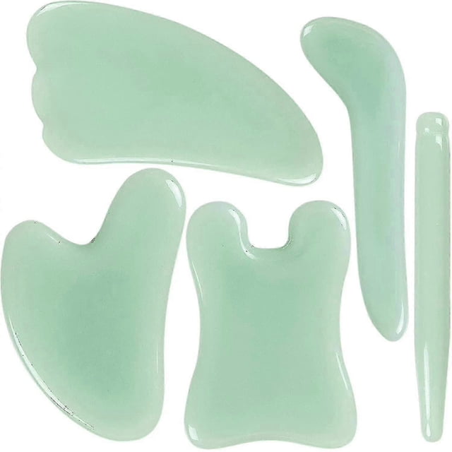 gua sha stone, 5pcs gua sha facial treatment with jade stone, gua sha massage excellent Vista frontal sobre fondo blanco de cinco herramientas gua sha de jade verde pálido en formas distintas: una pieza arqueada grande, dos piezas medianas con muescas para rostro y cuello, una herramienta larga y curvada y una punta fina; superficie pulida y bordes lisos, aprox. 3.2 pulgadas (8 cm). A menudo se usa también para aliviar tensión muscular localizada.