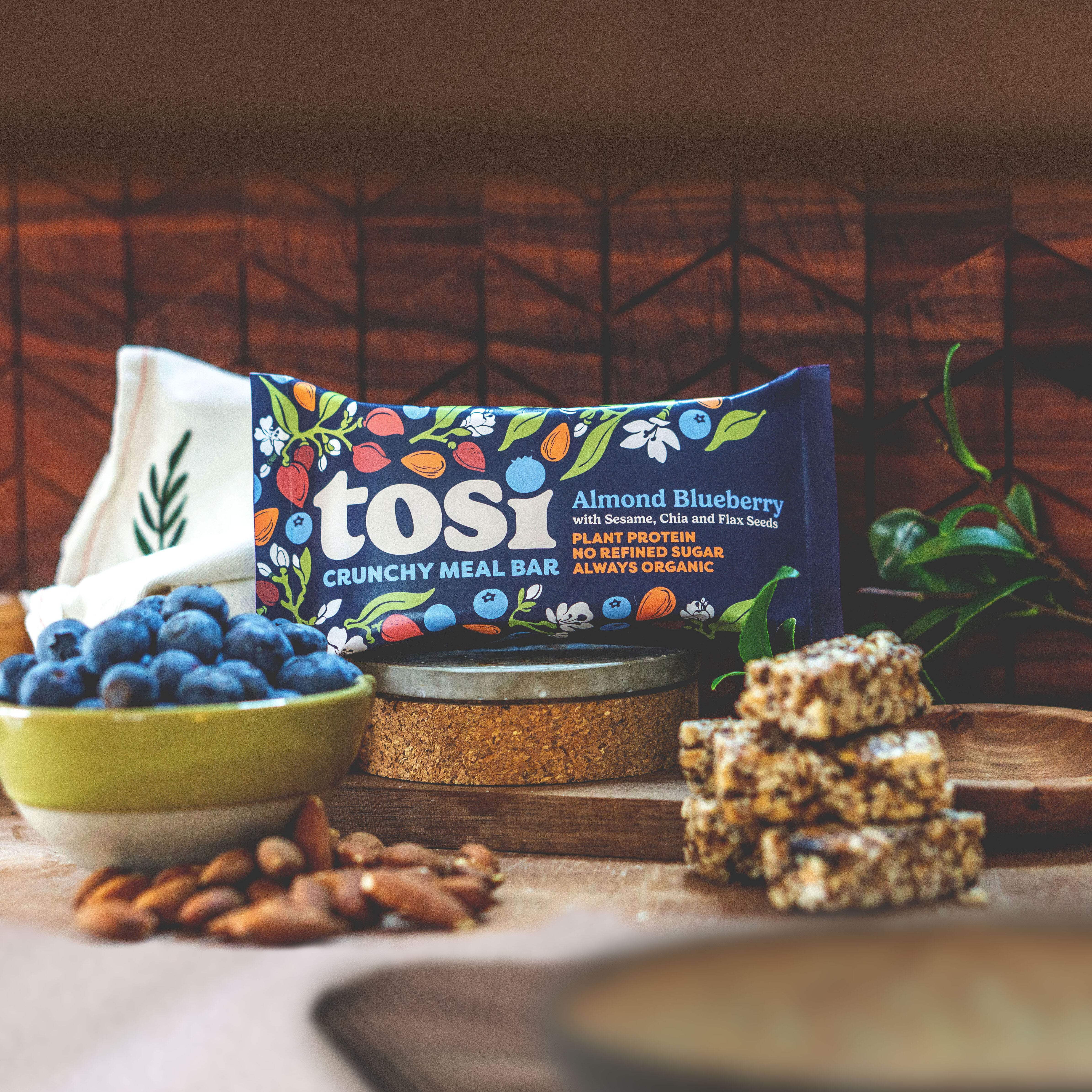 Tosi Crunchy Snack Bar, Almond Blueberry, Organic - 1 oz