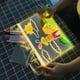 thumbnail image 5 of Tablero de Mensajes Acrílico Iluminado, Reescribible, Tablero de Dibujo Luminoso para Niños, Lámpara de Mensajes con 7 Bolígrafos de Colores, 20 X 20 cm, 5 of 5