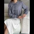 thumbnail image 4 of Suéter Tipo Cárdigan Corto con Cuello Redondo para Mujer, Larga, Botones Delanteros y Chal Gris S, 4 of 10
