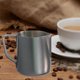 thumbnail image 4 of Jarra de espuma de acero inoxidable Suministros de cocina Jarra de café Jarra de espuma Taza de flores para Latte Art Hogar Cocina Oficina 600ml Gris Macarena Jarra espumosa, 4 of 7