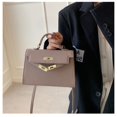 thumbnail image 4 of Bolso de hombro portátil popular para mujer de Platinum Bag Bolso cruzado texturizado con estampado de palmeras a juego, 4 of 5